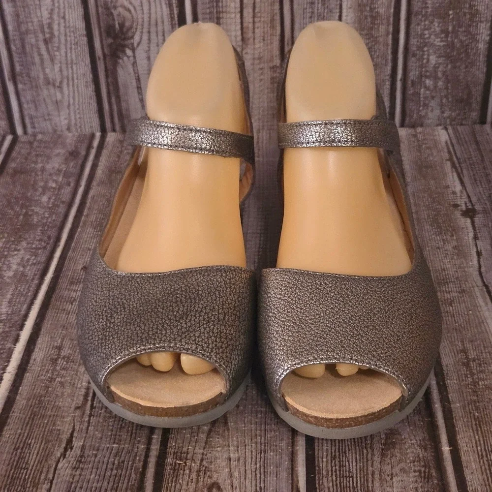Sz 38 / 7.5-8 Dansko Marcy Pewter Metallic Leather Comfort Wedge Sandals VGUC!
